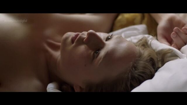 Полностью голая Астрид Берже-Фрисби в фильме «Секс ангелов», 2012