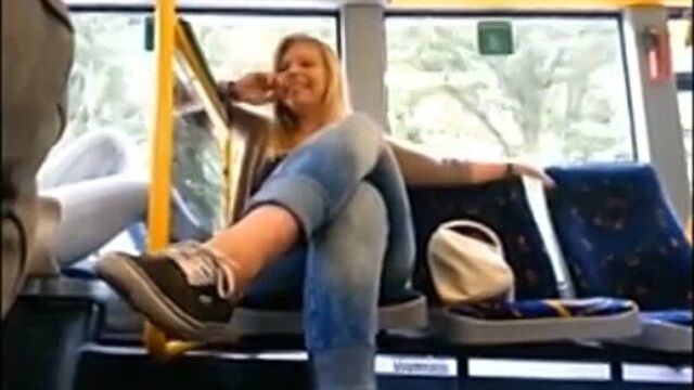 Возбужденная девушка трется жопой и трогает член в автобусе